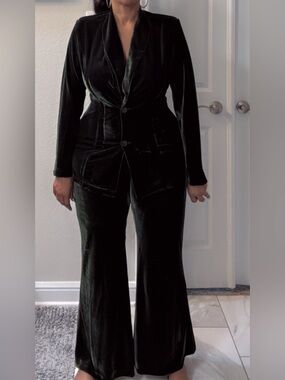 Tailored Dark Green Velvet Women's Pantsuit - Peak Lapel Jacket & Flared Pants